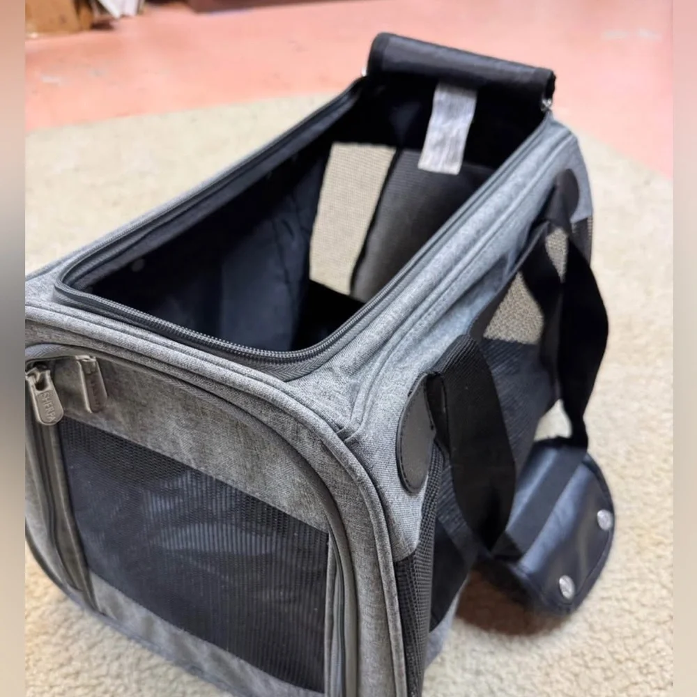 Sherpa Dogs and Cats Carrier, Soft Sided Pet Carrier, Black, Small, Never used